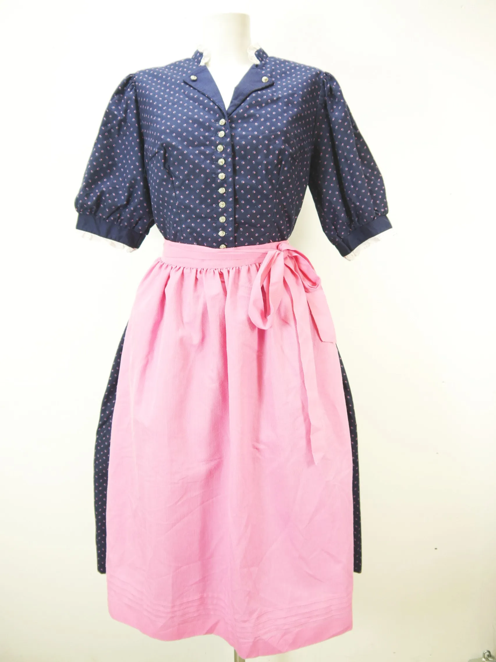 Großartig blau mit Blümchen und Puffärmel fesches Dirndl mit Schürze Gr.44