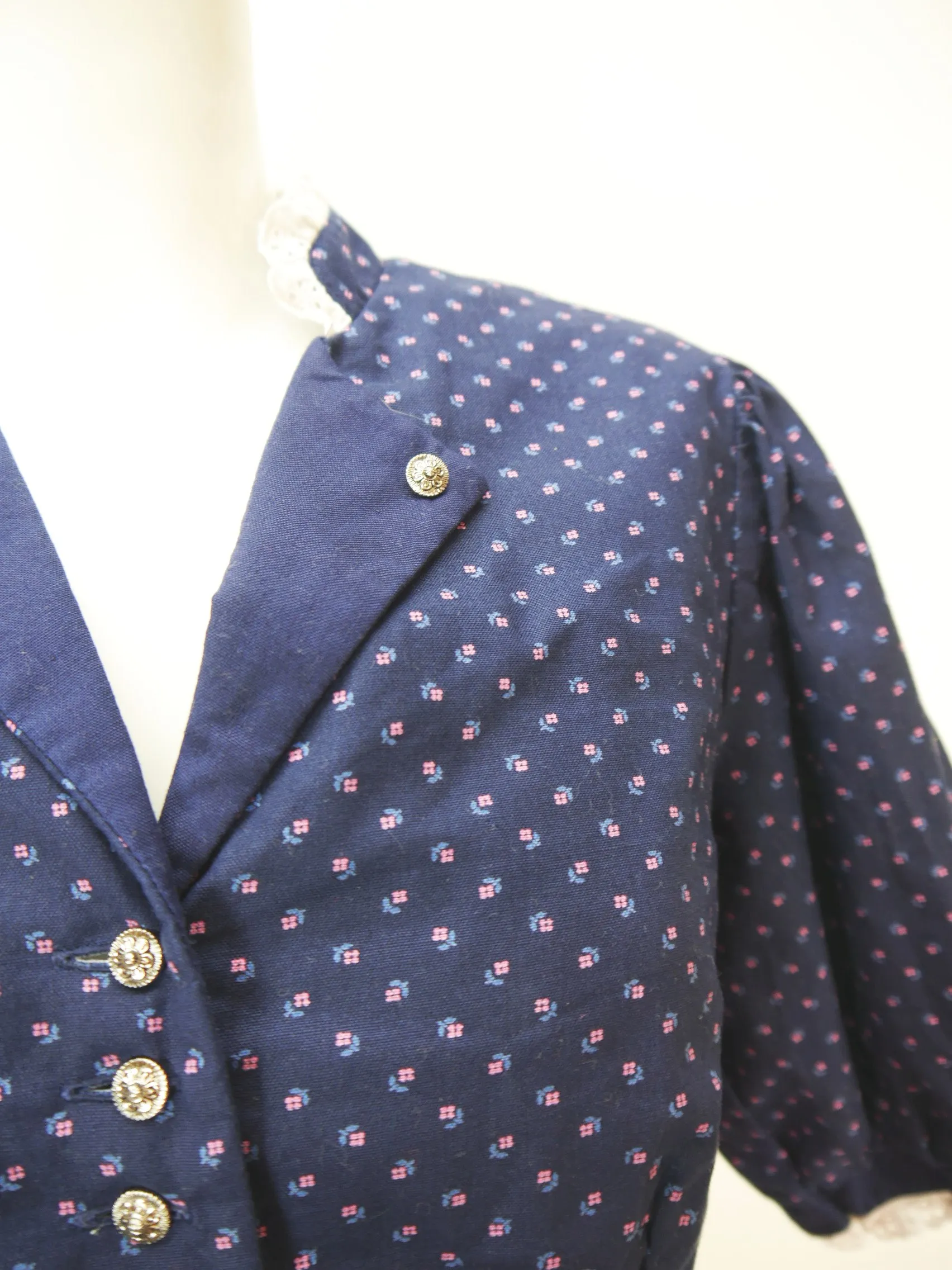 Großartig blau mit Blümchen und Puffärmel fesches Dirndl mit Schürze Gr.44