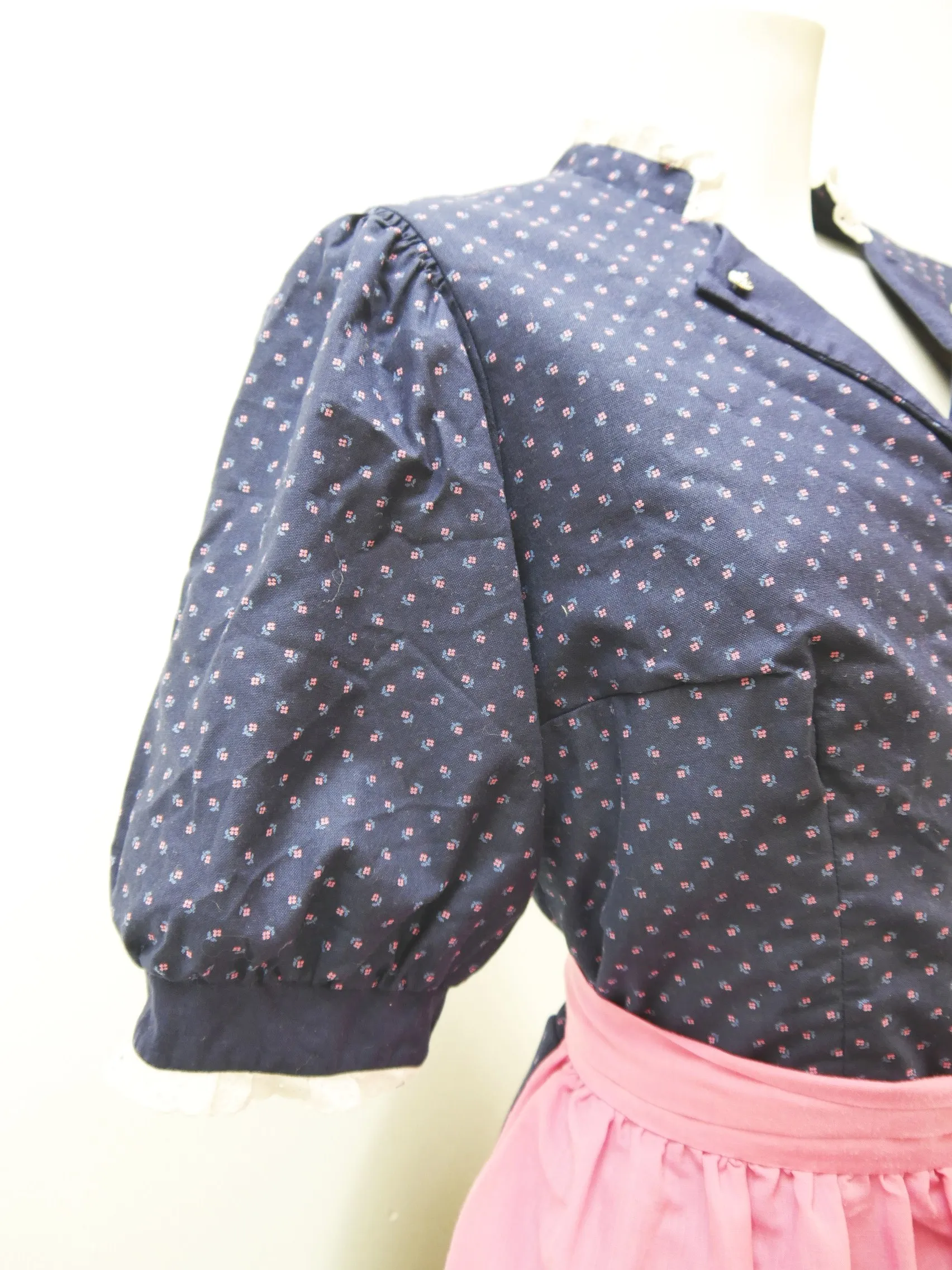 Großartig blau mit Blümchen und Puffärmel fesches Dirndl mit Schürze Gr.44