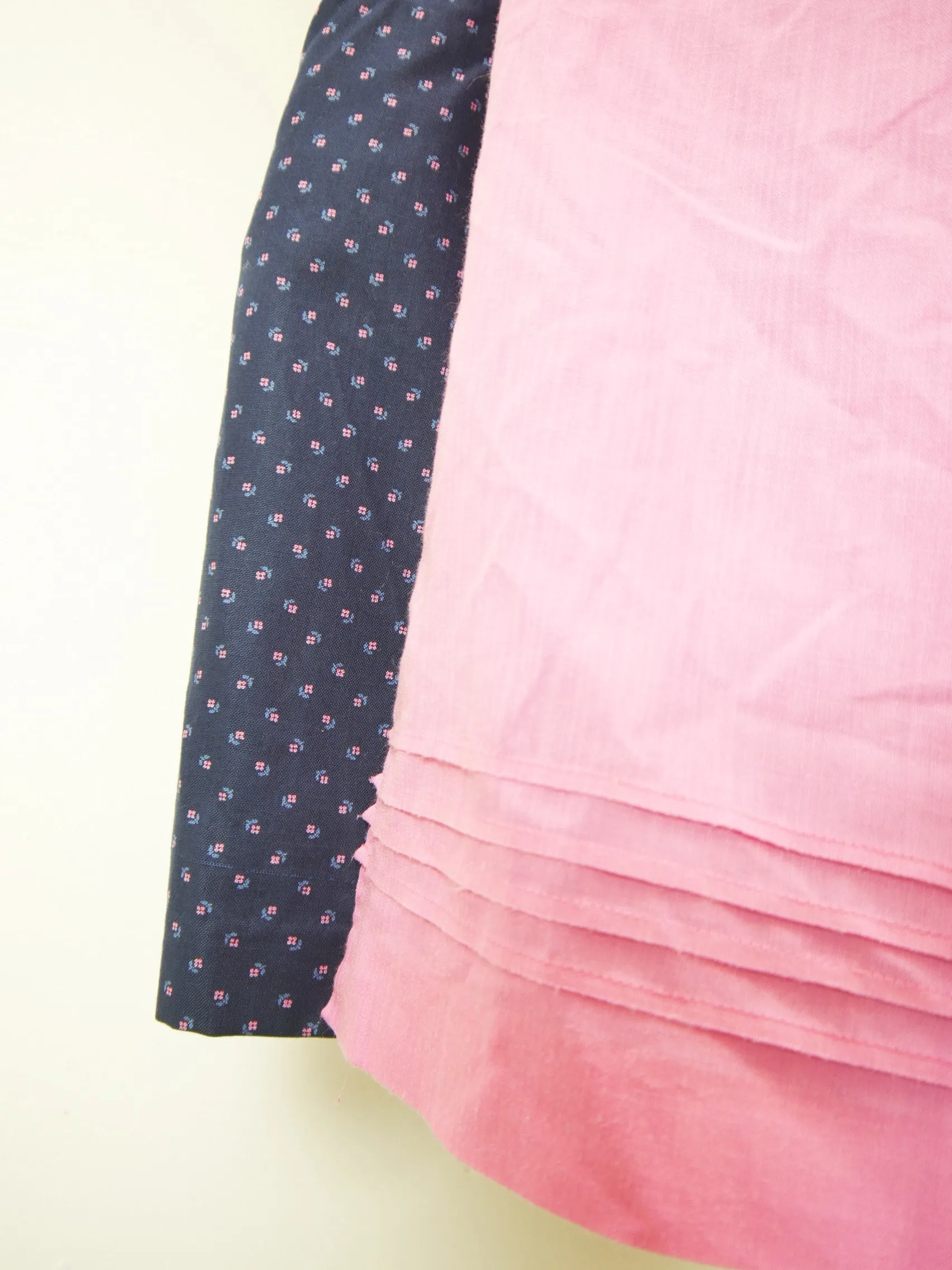 Großartig blau mit Blümchen und Puffärmel fesches Dirndl mit Schürze Gr.44