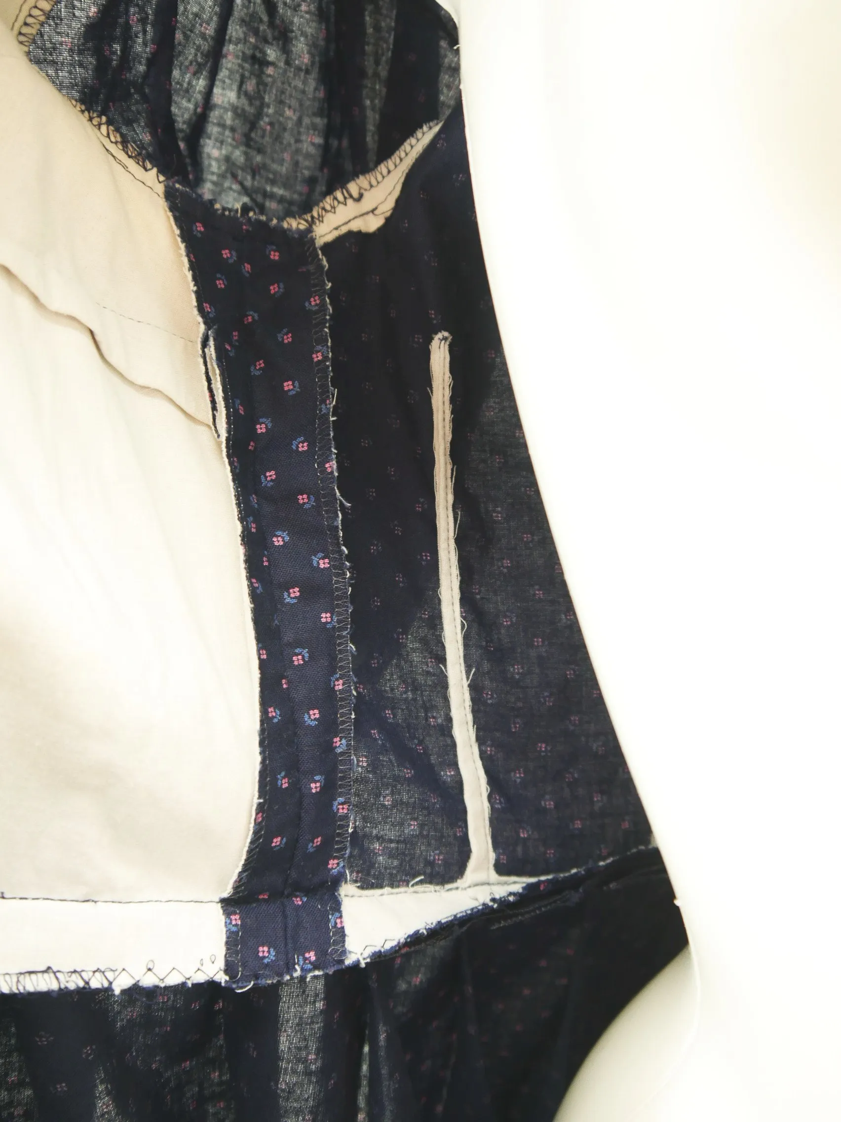 Großartig blau mit Blümchen und Puffärmel fesches Dirndl mit Schürze Gr.44