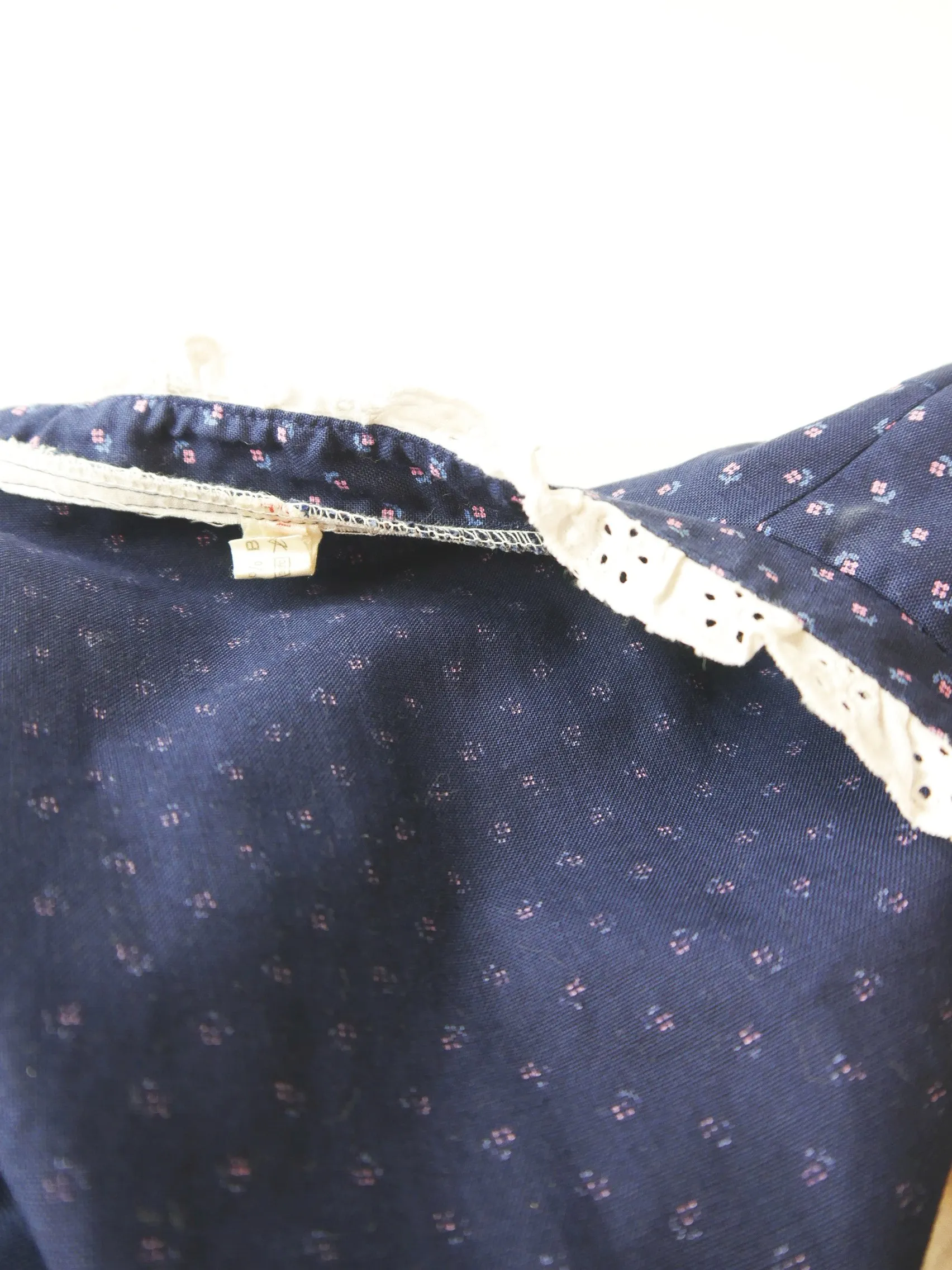 Großartig blau mit Blümchen und Puffärmel fesches Dirndl mit Schürze Gr.44