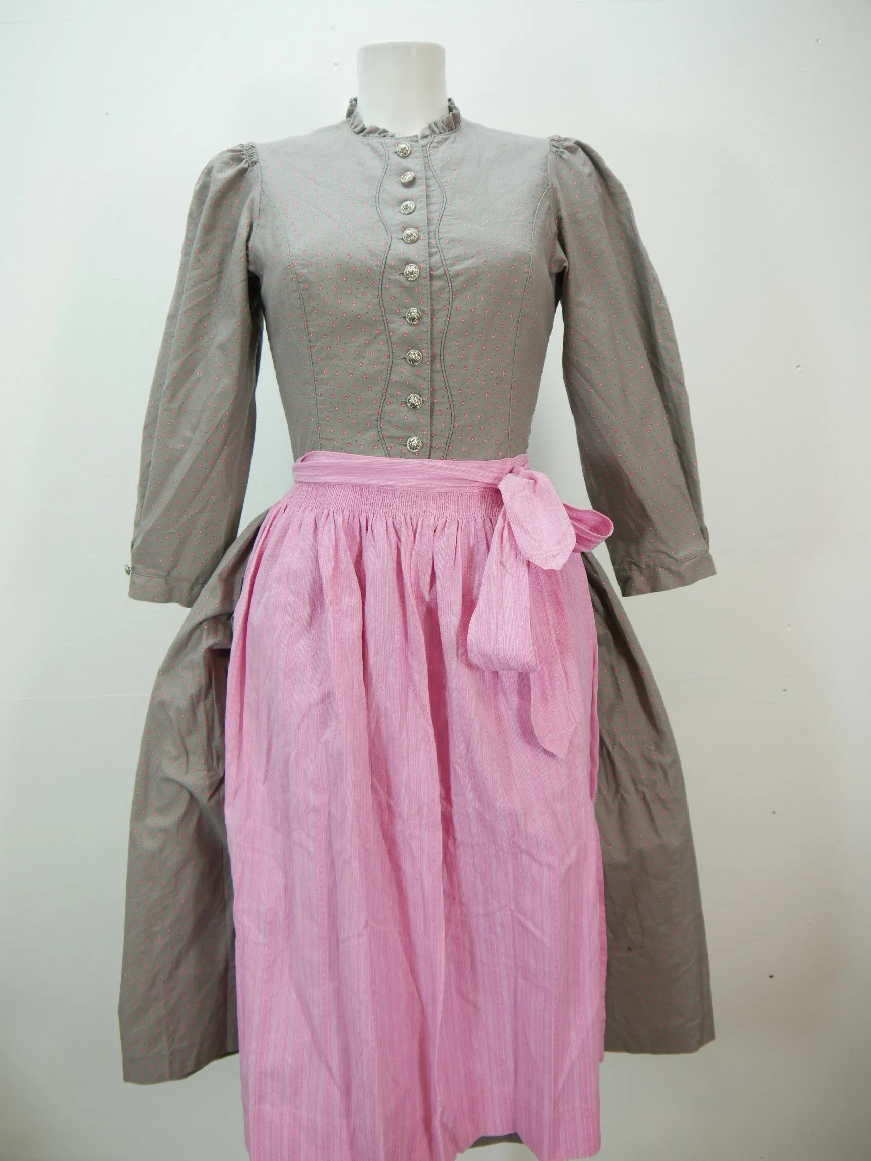 Hochgeschloßen mit Blümchen und Wienernaht tolles süßes Dirndl mit Schürze Gr.38