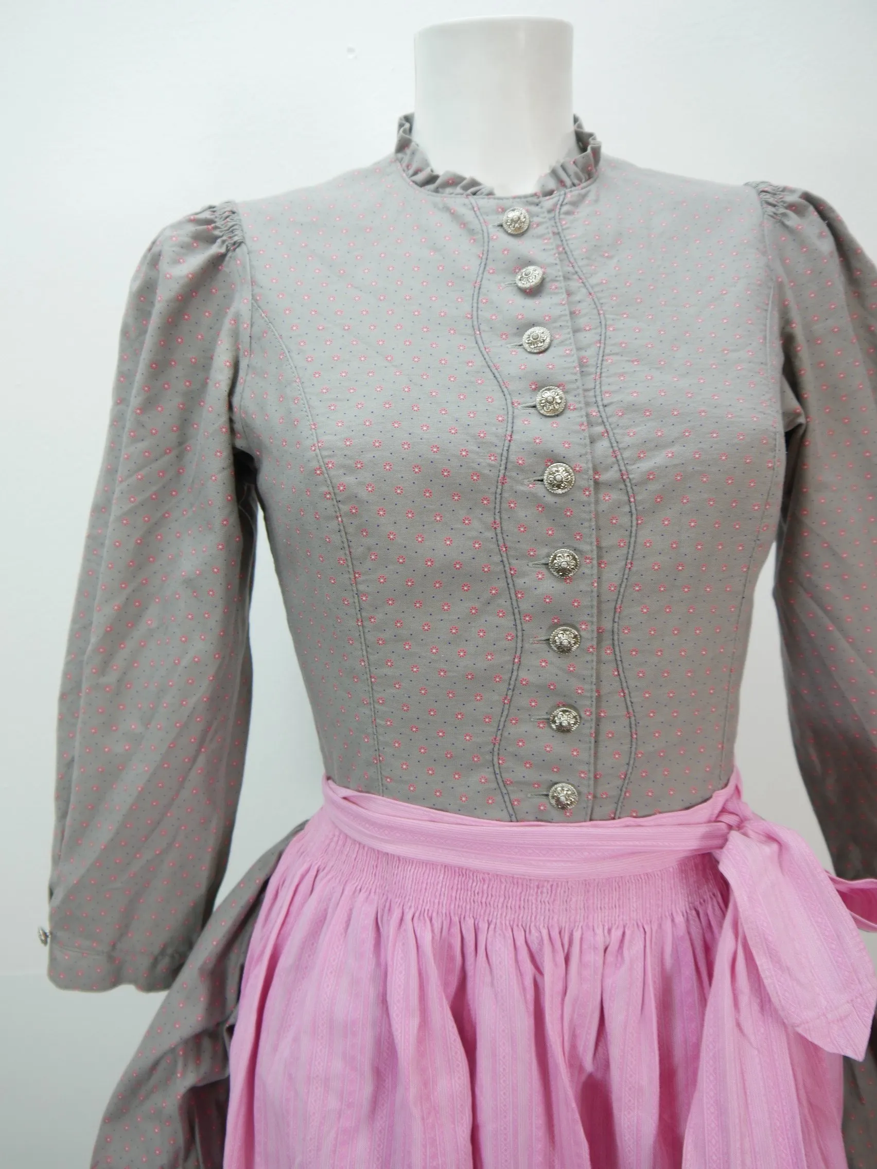 Hochgeschloßen mit Blümchen und Wienernaht tolles süßes Dirndl mit Schürze Gr.38