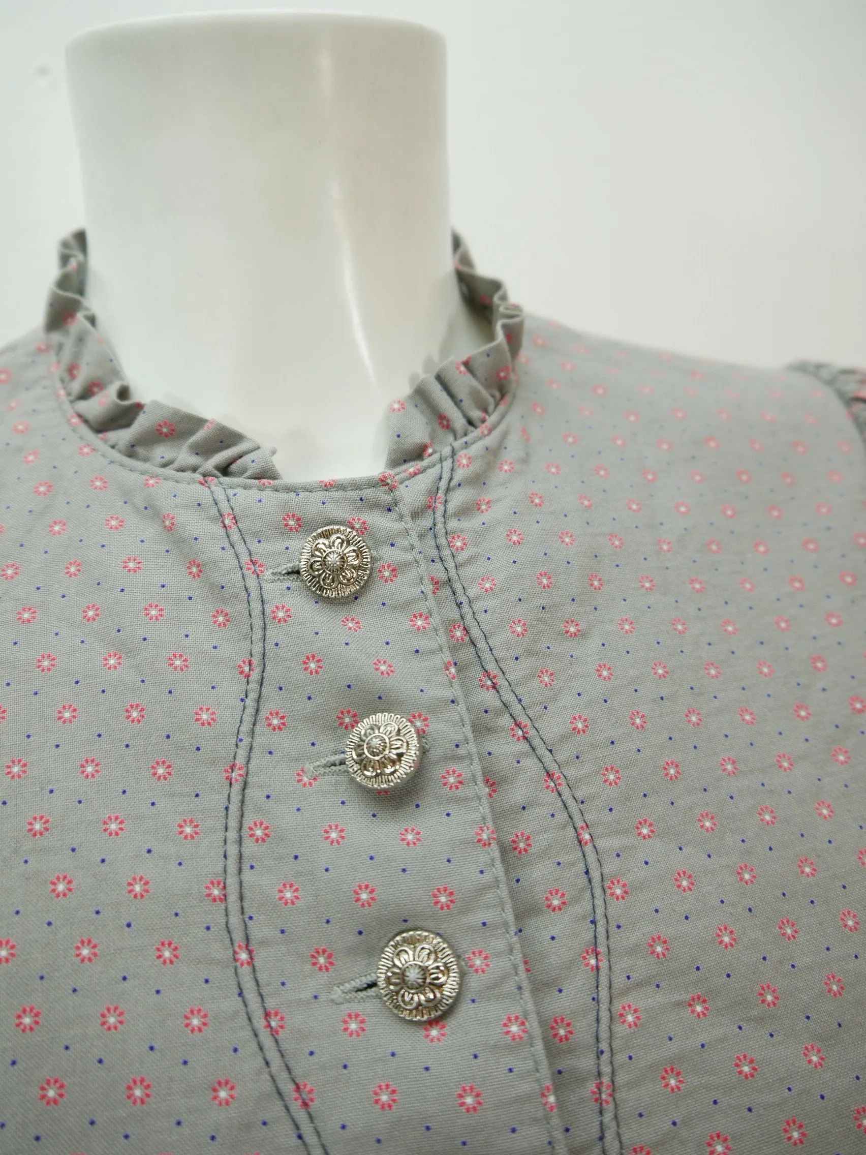 Hochgeschloßen mit Blümchen und Wienernaht tolles süßes Dirndl mit Schürze Gr.38