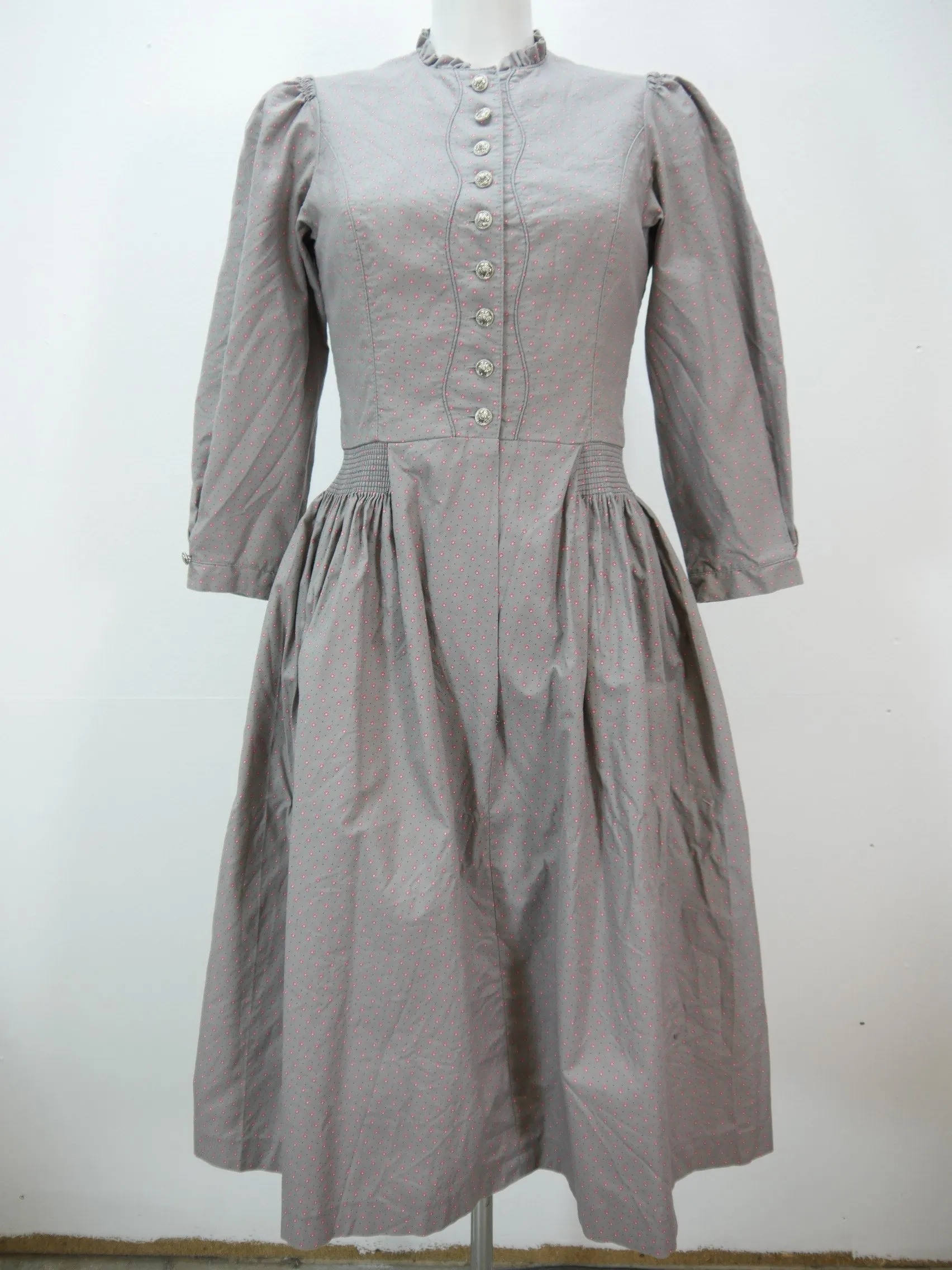 Hochgeschloßen mit Blümchen und Wienernaht tolles süßes Dirndl mit Schürze Gr.38