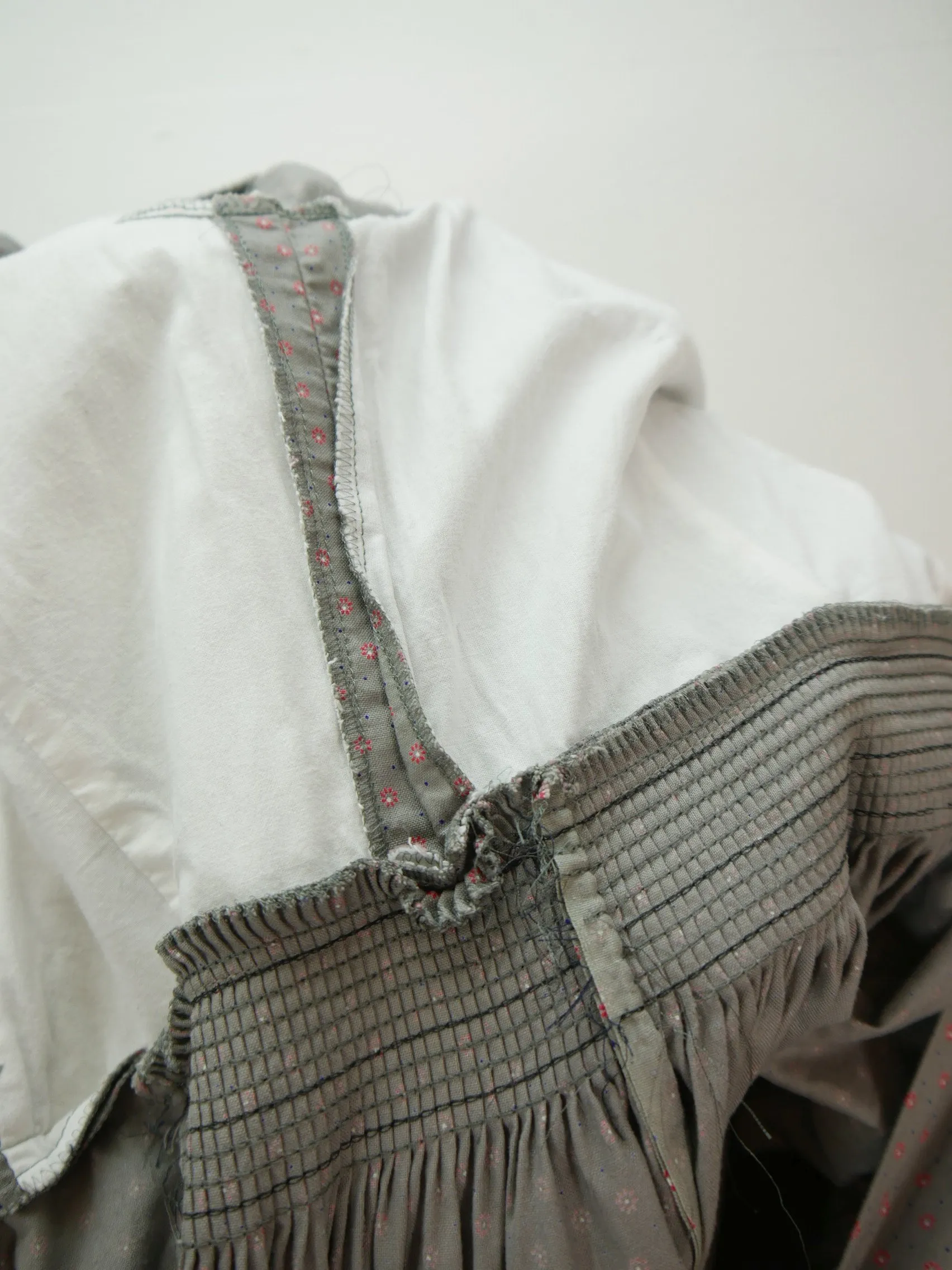 Hochgeschloßen mit Blümchen und Wienernaht tolles süßes Dirndl mit Schürze Gr.38